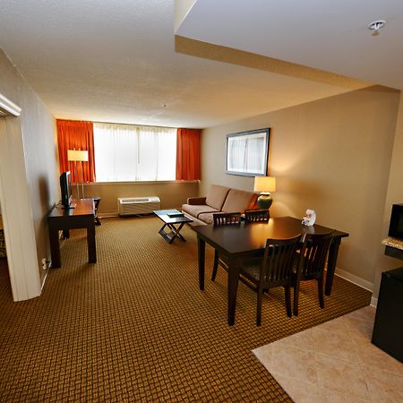 Holiday Inn & Suites Boston Peabody, An Ihg Hotel Exterior photo